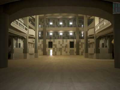 Alla nostra sinistra si apre invece l�ingresso dell�ex sala cinematografica da 560 posti, abbracciata da  ballatoi metallici che si sviluppano su due piani e dotata di un nuovo pavimento in parquet